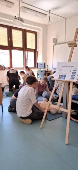 Den první pomoci pro studenty prvních ročníků gymnázia Český,...